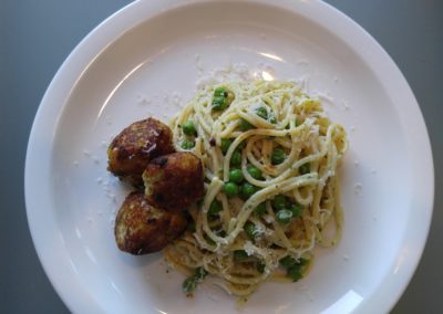 Spaghetti and peas with chicken meatballs